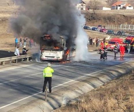 Un autocar plin cu muncitori a ars în timpul mersului