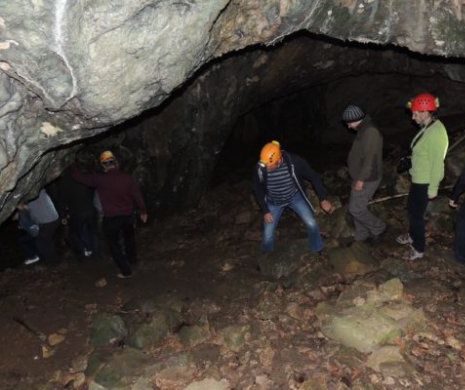 100 de elevi țin orele într-o peșteră