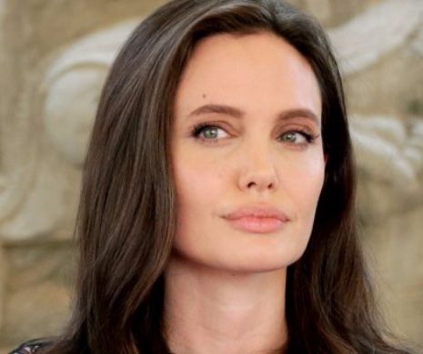 Angelina Jolie l-a UITAT pe Brad Pitt! Cine este bărbatul de care s-a îndrăgostit frumoasa actriță - Foto în articol