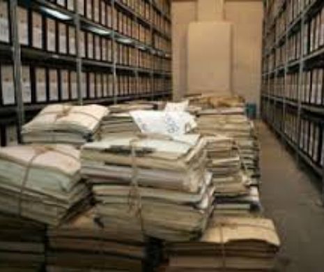Arhiva SIPA oferă FIORI oamenilor politici din România: Vreau să știu pe unde circulă hârtiile privind VIAȚA MEA