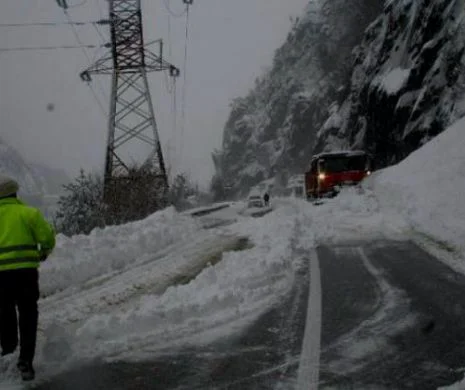 DRUMURI blocate și RESTRICȚII în trafic. Informații de ULTIMĂ ORĂ de la POLIȚIȘTI!  Transalpina rămâne închisă:zăpadă și viscol la munte!