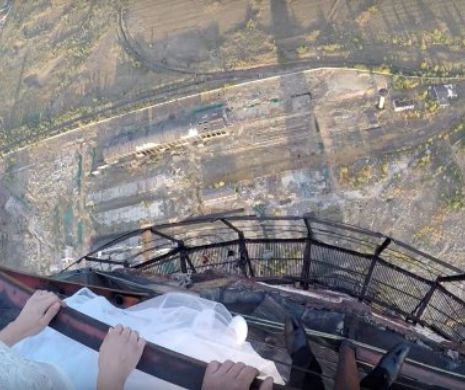 Frumoși și ”nebuni”. Au spus ”Da” în vârful celui mai înalt coș de fum din România, la peste 300 m I VIDEO