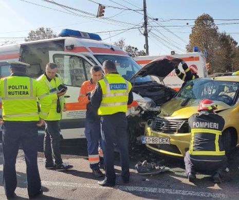 Impact violent între un taxi și o ambulanță, la Constanța. Medicul, asistenta și pasagera, grav răniți