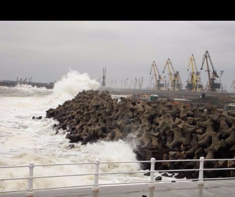 INCIDENT NAVAL în RADA PORTULUI CONSTANȚA. E furtună pe mare. Porturi închise