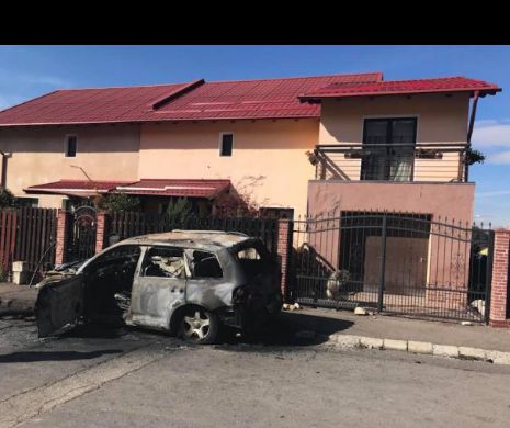 Mașina unui director de televiziune, INCENDIATĂ în fața casei! A ars ca o torță, apoi a EXPLODAT - FOTO