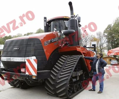 Monstrul de la Romexpo. Cel mai mare tractor șenilat din lume e de vânzare la Indagra. POVESTEA UNEI FOTOGRAFII