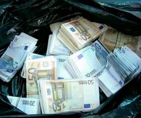 O avere aruncată la gunoi din greșeală. Cea mai săracă femeie din Bocșa, dosar penal pentru că a găsit 9.000 de euro