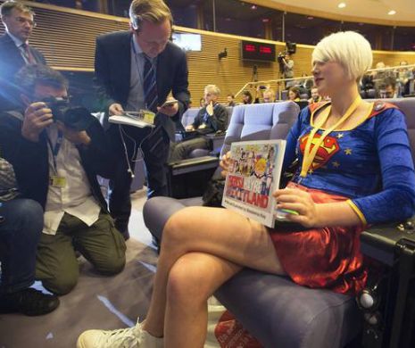 OPRIŢI Brexitul! Activistă EU Supergirl, DATĂ AFARĂ din sala de conferinţe de la Bruxelles