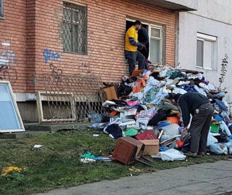 Situație incredibilă la Constanța. Bărbat “îngropat” sub gunoaie în propriul apartament