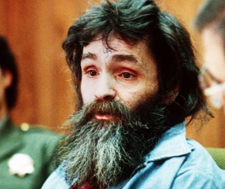 A murit cel mai periculos criminal în serie din America. Adepţii lui Charles Manson făceau „graffiti” cu sângele victimelor
