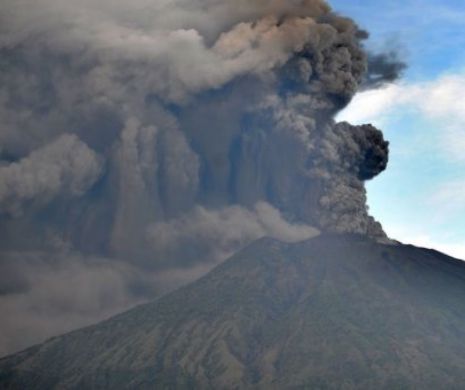 Alertă de gradul zero în Bali: Vulcanul de pe Muntele Agung erupe din nou!