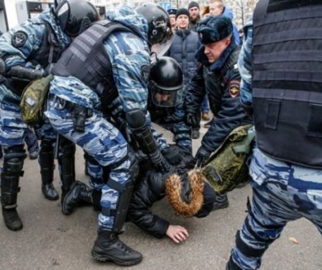 Arestări masive la Moscova. Peste 380 de protestatari au fost REŢINUŢI