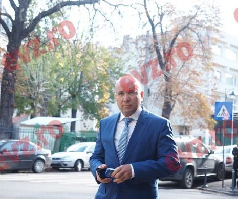 Cozmin Guşă, popular în sala de judecată: Acţionarul Realitatea a „bătut palma” cu toţi deţinuţii din boxă