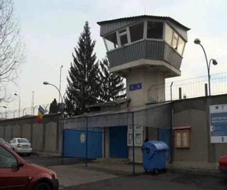 Descindere a oamenilor legii în închisoarea Mioveni în căutare de droguri