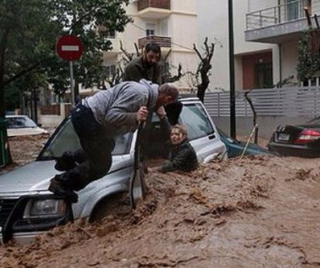 Inundații soldate cu victime omenești în Grecia. Cel puțin cinci persoane au fost luate de ape într-o suburbie a Atenei
