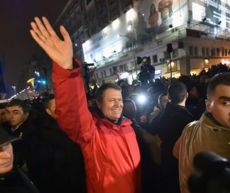 Lovind în Dragnea cu Revoluția de trei lei, iar pe Tăriceanu făcându-l obsedat, Iohannis îmbracă geaca roșie pentru un nou mandat