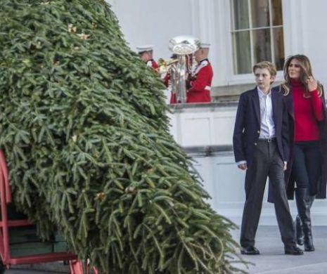 Melania şi Barron Trump au ÎNTÂMPINAT sosirea BRADULUI de CRĂCIUN la Casa Albă - FOTO în articol
