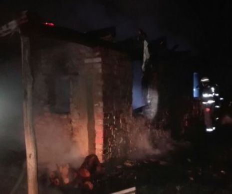 O femeie a ars de vie în casă. Pompierii au găsit-o carbonizată I FOTO