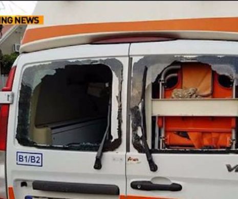 O femeie a murit, după ce rudele au atacat ambulanţa cu bolovani