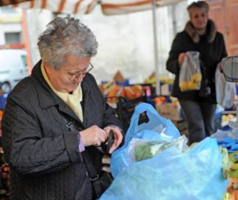 Protagonişti: O pensionară, un cuplu de români şi casiera de la supermarket. O poveste emoţionantă