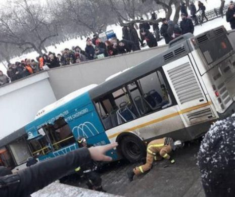 ACCIDENT sau ATENTAT?? Autobuz intrat într-un pasaj pietonal din Moscova