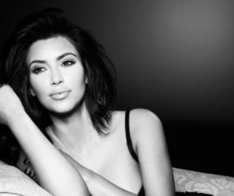 Kim Kardashian NU mai are LIMITA DECENȚEI. Vedeta a pozat GOALĂ și acoperită de AUR - FOTO&VIDEO