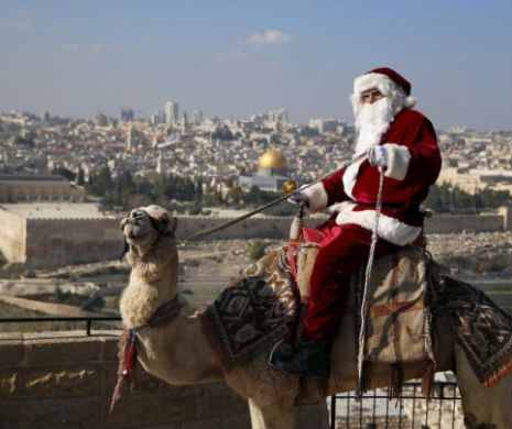 La Ierusalim Moș Crăciun a renunțat la sanie și vine călare pe cămilă