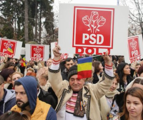 Membri și simpatizanți PSD - ALDE, la Arcul de Triumf, cu pancarte și steaguri tricolore