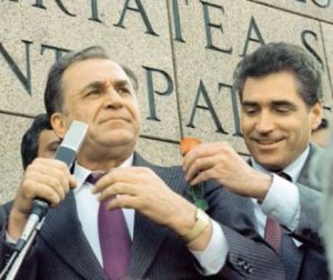 Apartamente la 200 de dolari. Cum a câștigat Iliescu alegerile din mai 1990