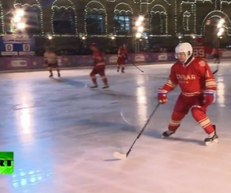 Spre deliciul publicului Putin şi-a încălţat patinele si a jucat hochei în FAŢA Kremlinului