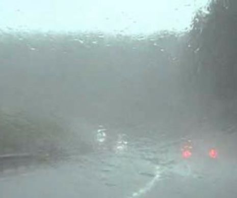 Trafic îngreunat pe drumurile naționale. Ploaia și ceața afectează circulația