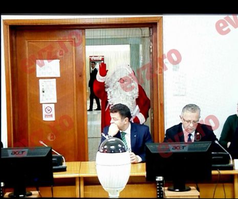 Un bărbat deghizat în Moș Crăciun la Parlament, urări „de bine” pentru Dragnea