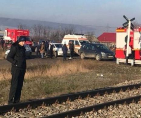 Vaslui: Trei persoane se zbat între viaţă şi moarte după ce maşina în care se aflau a fost lovită de tren