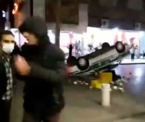 VIOLENȚE pe străzile Iranului! Oamenii au dărâmat panouri cu chipul liderului și strigă: „Moarte lui Khamenei” - VIDEO