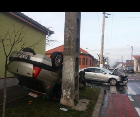 Accident spectaculos în Arad. Un Logan a ajuns cu roțiule-n aer