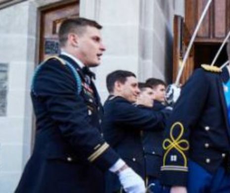 Cade ultimul tabù al armatei SUA. La West Point, nuntă GAY. Se căsătoreşte o pereche de ofiţeri. O palmă dată lui Trump