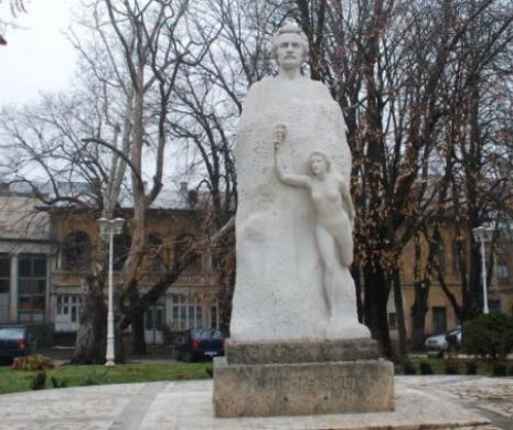 Eminescu rămâne „fără mână” în fiecare an, de ziua lui! Actul de vandalism care se repetă de 28 de ani