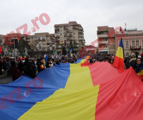 În noaptea de Anul Nou ROMÂNII și MOLDOVENII au UNIT cele două ŢĂRI printr-un steag de 100 de metri