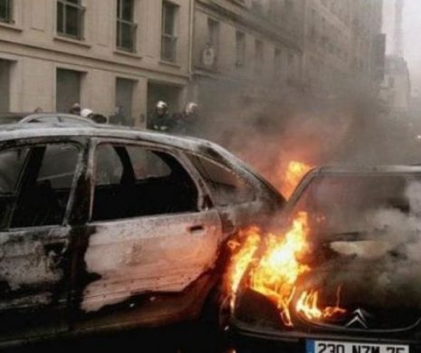 ÎNGRIJORĂTOR! Peste 1.000 de mașini au fost INCENDIATE în Franța, în noaptea de Anul Nou