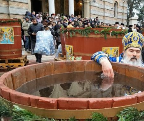 IPS Teodosie: „Apa sfințită este purtătoare de harul Duhului Sfânt, nu se strică nici în zeci de ani”