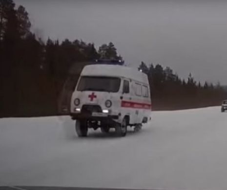 IREAL! O ambulanță ÎN TREI ROȚI, surprinsă circulând pe un drum înzăpezit. Clipul a devenit VIRAL - VIDEO