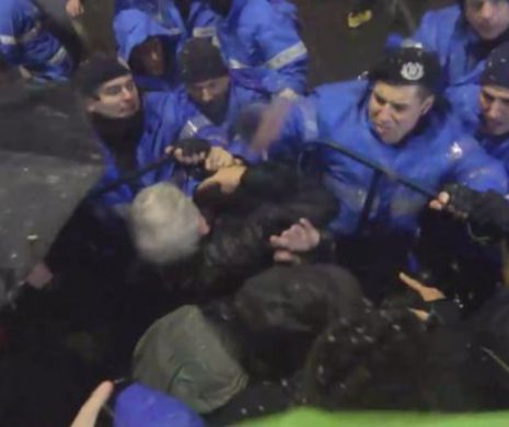 Jandarmul AGRESIV de la protestul din PIAȚA UNIVERSITĂȚII s-a ALES cu DOSAR PENAL