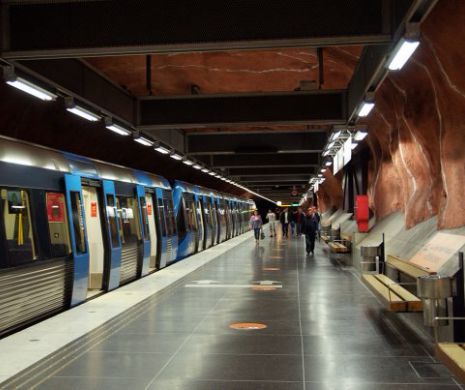 NEBUNIE în CULORI la metrou. Imaginile din Rusia au devenit VIRALE - Galerie FOTO