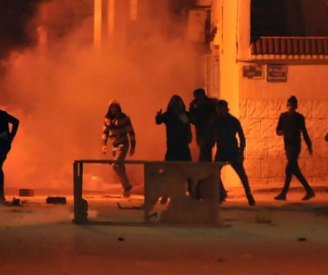 Noi proteste VIOLENTE în TUNISIA. Forțele de ordine au arestat 300 de oameni