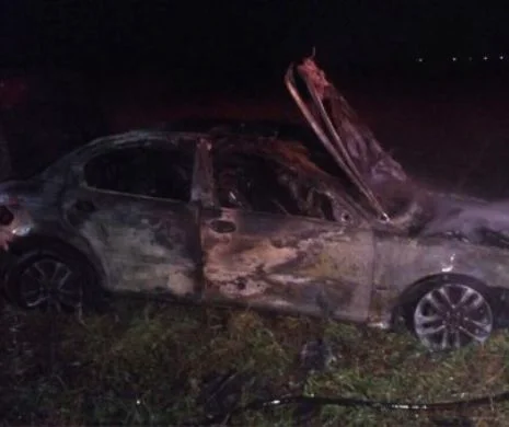 Panică lângă Timișoara: o mașină a ars integral, la marginea drumului