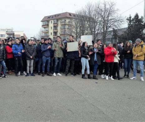 PROTEST la LICEUL NAVROM Constanța. Elevii și profesorii REFUZĂ MUTAREA pentru a face loc Liceului de Marină Militară