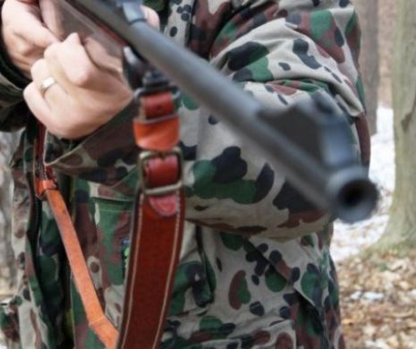 REVOLTĂTOR. Un bărbat și-a împușcat MORTAL colegul de vânătoare, din GREȘEALĂ