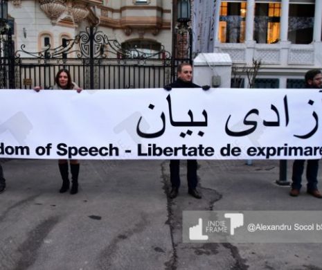 Solidaritate in fata Ambasadei Iranului! Mai mulți oameni au afișat un banner trilingv – FOTO