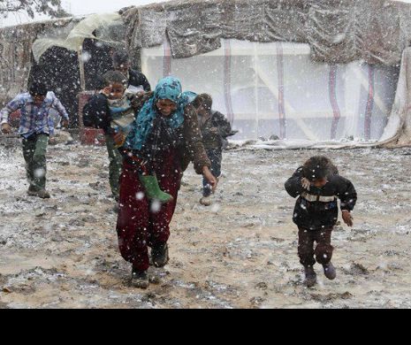 Zece refugiați sirieni au murit înghețați în încercarea de a trece munții, în Liban
