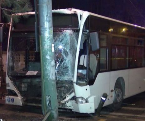 ACCIDENT ȘOCANT! Un autobuz RATB cu pasageri a lovit un stâlp